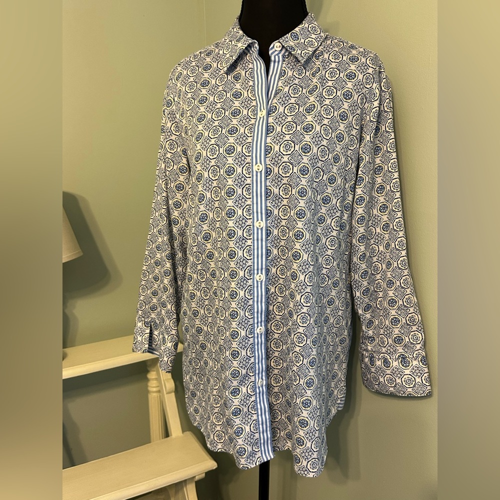 🏷️ Foxcroft Women Sz 10 Blue Geometric Button Down Wrinkle Free Shirt 3/4 Sleeve